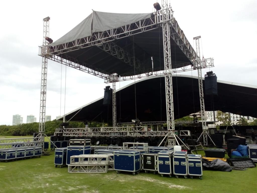 Montaje de estructura de escenario profesional