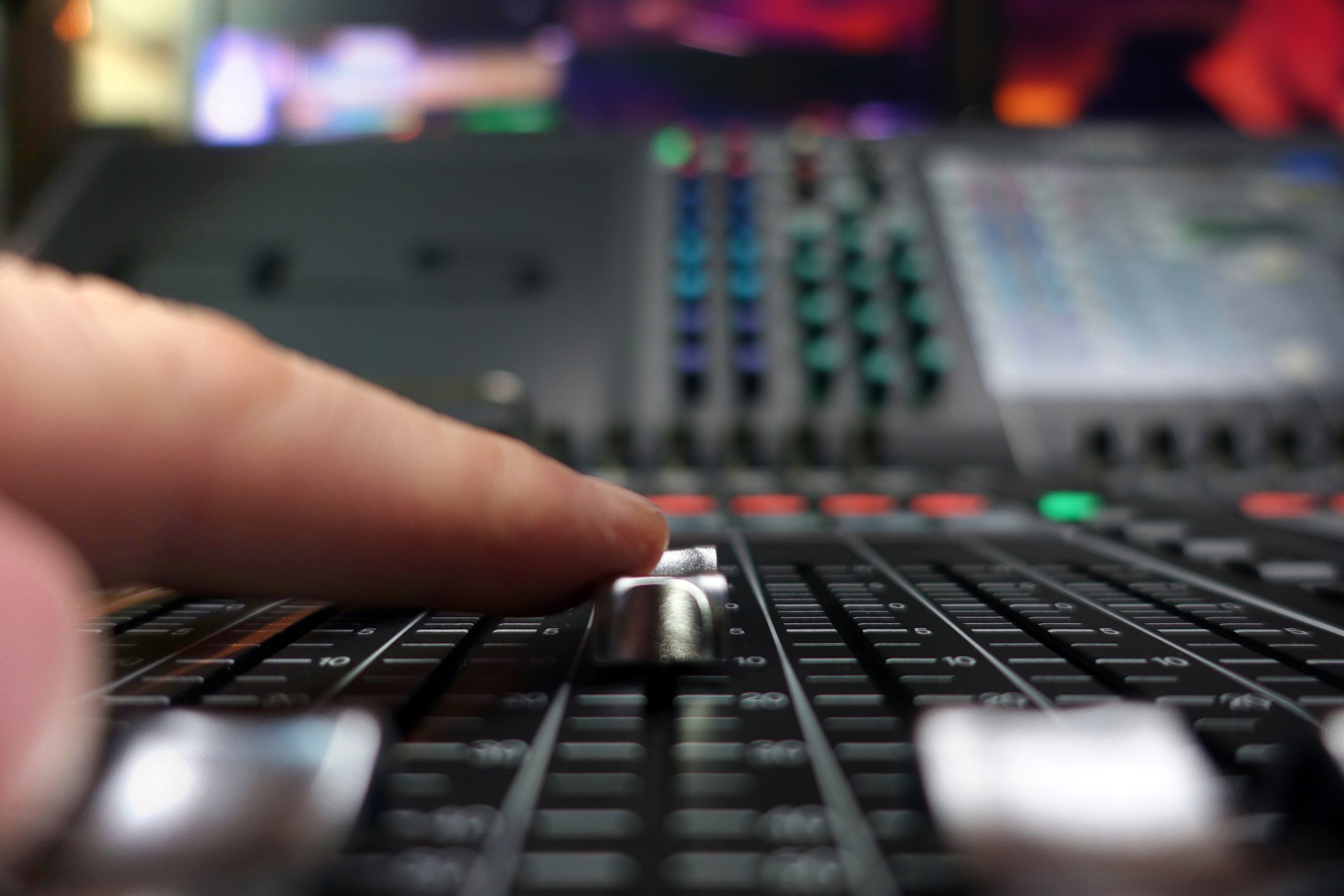 Ingeniero de audio ajustando consola profesional