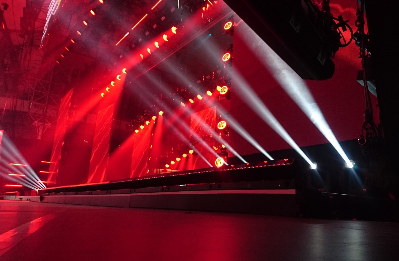 Montaje de iluminación profesional para eventos